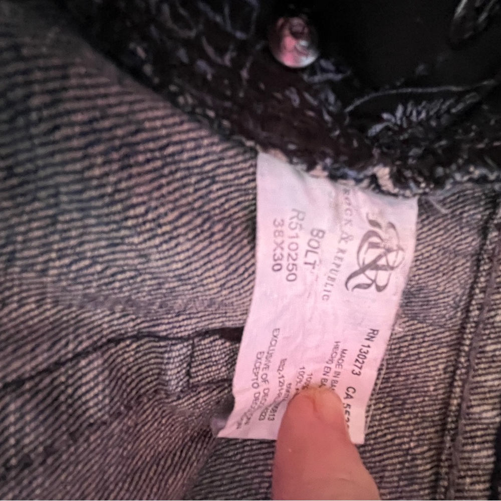 Men’s Distressed Rock & Republic Jeans - Picture 2 of 3